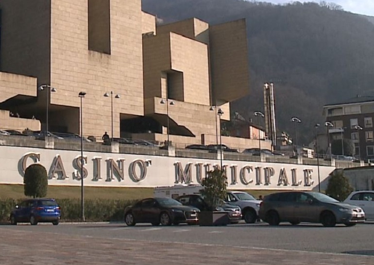 Campione d'Italia, da solo rapina il Casinò e scappa con 500mila euro