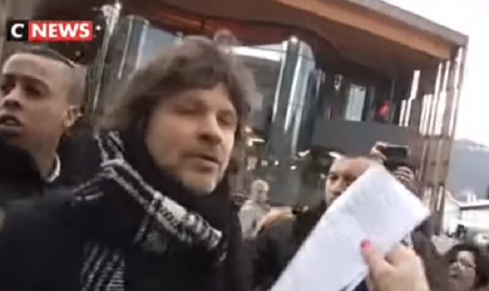 Bertrand Cantat, sputi e insulti per il cantante in concerto dopo gli 8 anni di carcere per omicidio