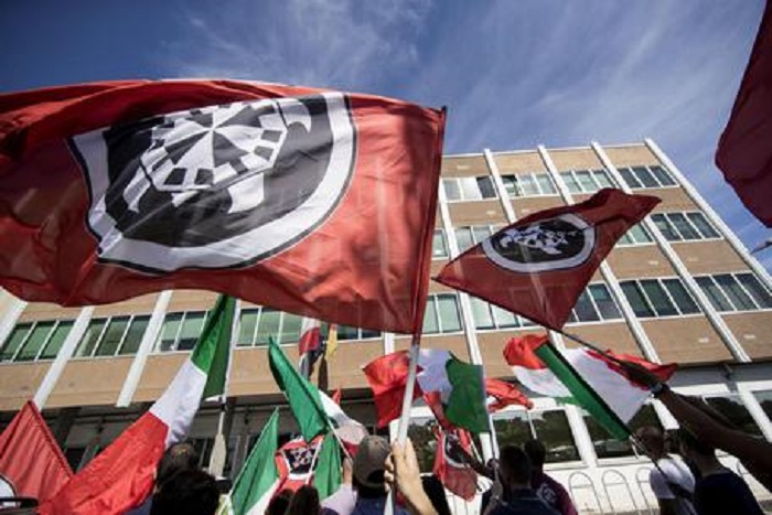 Livorno: esponente Casapound pestato mentre attacca manifesto