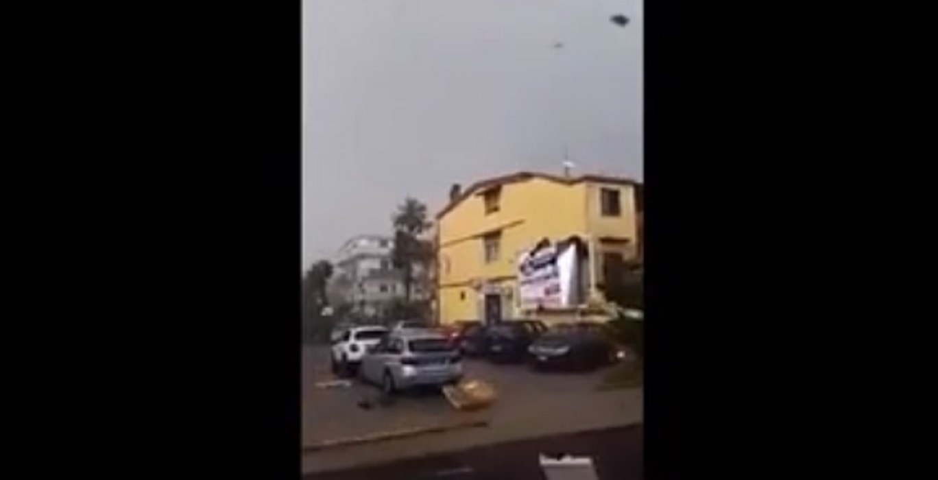 Caserta, tromba d'aria: il momento in cui volano via cartelloni stradali e oggetti vari