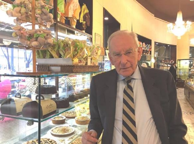 Cesare Cucchi nella sua storica pasticceria di Milano