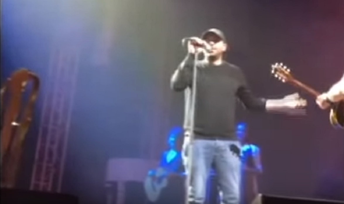 Checco Zalone canta "Angela" sul palco di Bari. Fan di Zucchero gradiscono