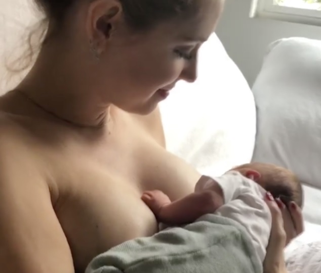 Chiara Ferragni allatta