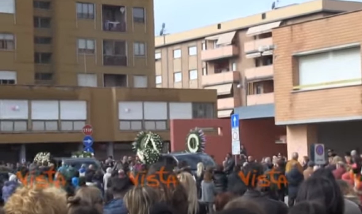 Funerale Alessia e Martina, l'arrivo delle bare in chiesa a Cisterna di Latina