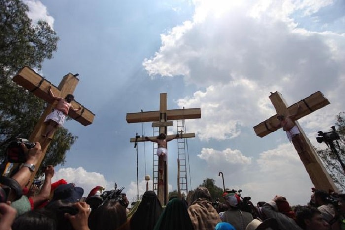 La protesta simbolica. Don Diego Castagna si fa crocifiggere per i migranti a Arcole