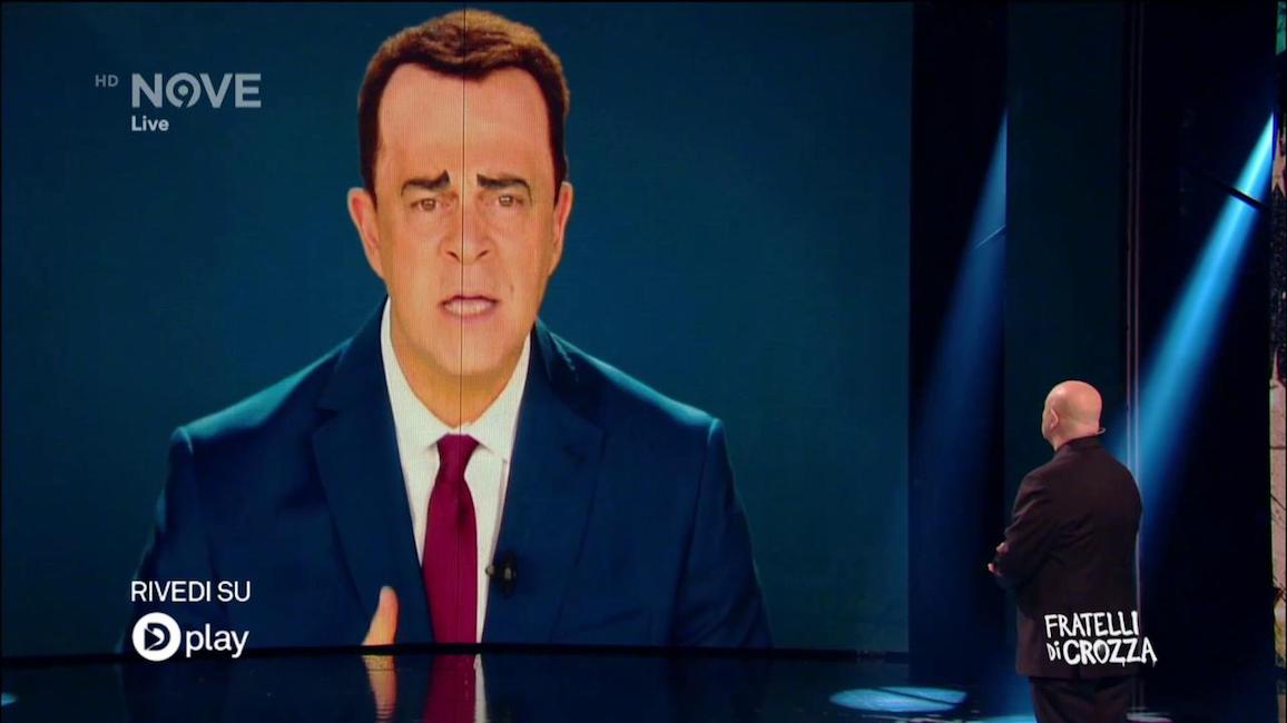 Maurizio Crozza interpreta Luigi Di Maio in cerca di alleanze dopo le elezioni