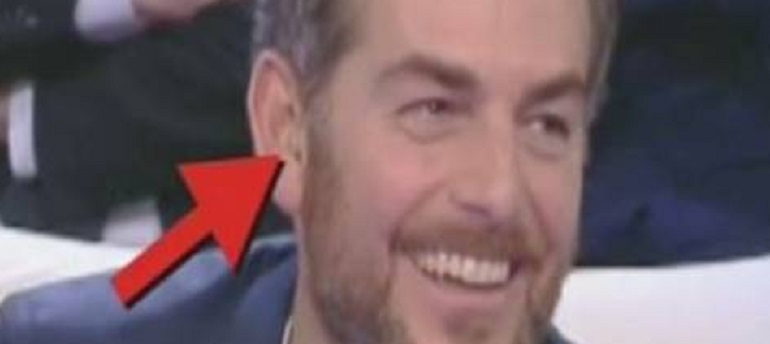 Daniele Bossari e gli auricolari in un servizio di "Striscia la Notizia"