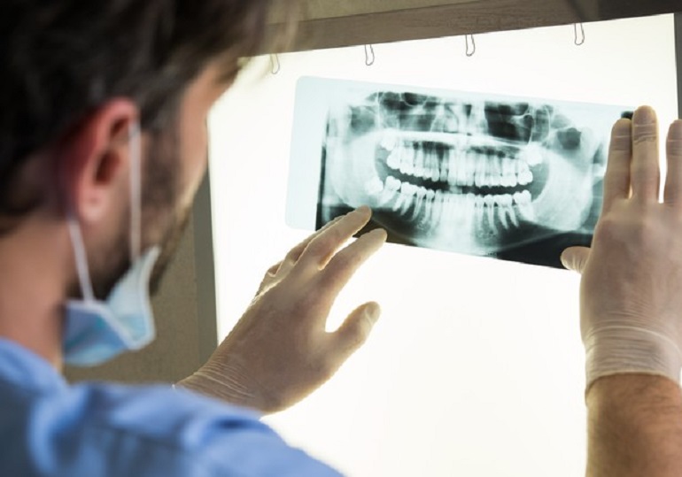 Il dentista le stringe l'apparecchio e ha due mini ictus