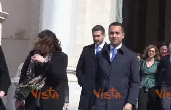 8 marzo. Luigi Di Maio esce dal Quirinale. I giornalisti: "Hai regalato la mimosa all Boschi?"