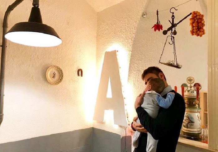 Alessandro Di Battista e il ferro di cavallo appeso in casa: casualità o scaramanzia?