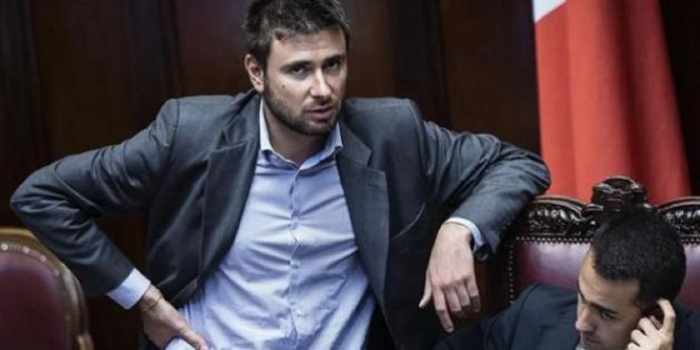 YOUTUBE Alessandro Di Battista: "Renzi arrogante. Pur di non dimettersi frantuma il Pd"