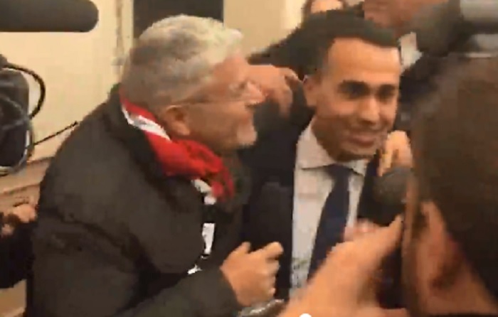 Luigi Di Maio assediato dalla telecamere: Enrico Lucci prova a baciarlo VIDEO