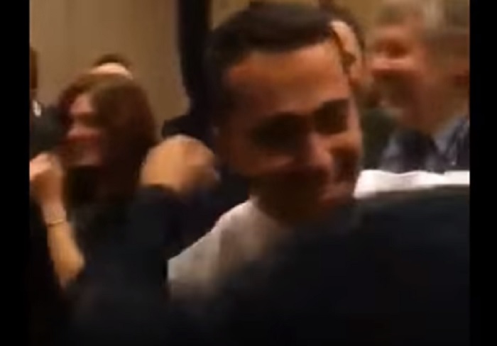 Elezioni 2018: Di Maio esulta e abbraccia tutti VIDEO