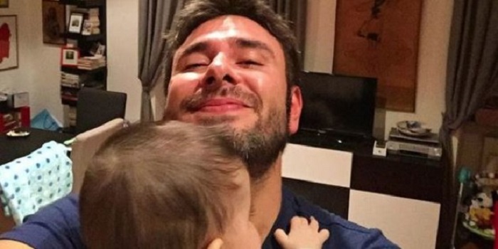 Alessandro Di Battista alla Camera con compagna e figlio: "Che bello non vedere più certe facce"