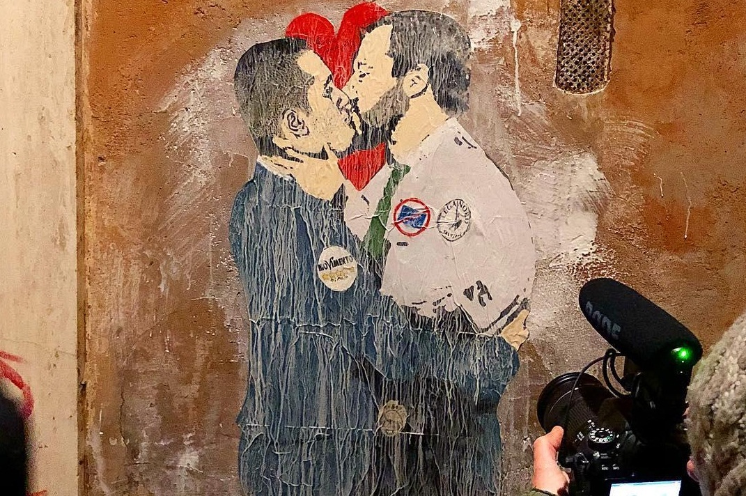 Di Maio e Salvini si baciano: spunta un murales a pochi passi dal Parlamento