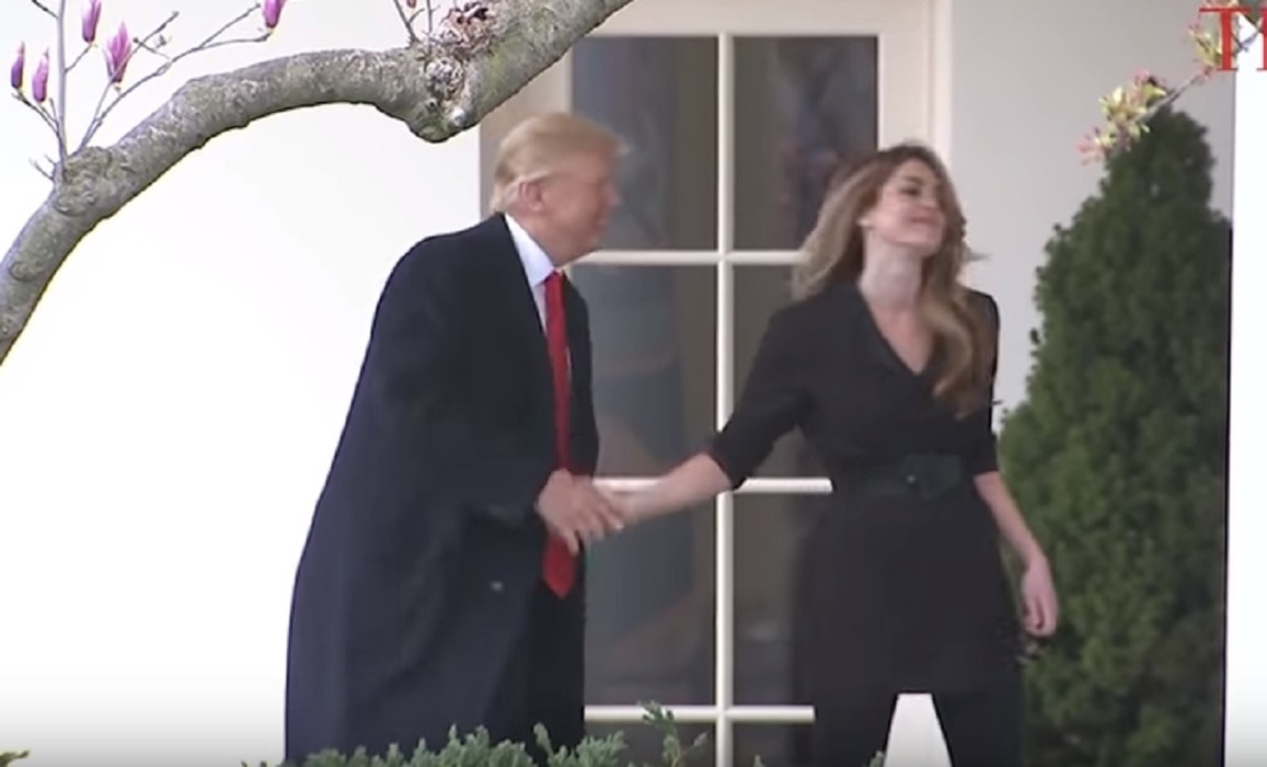 Donald Trump prova a baciare capo comunicazione