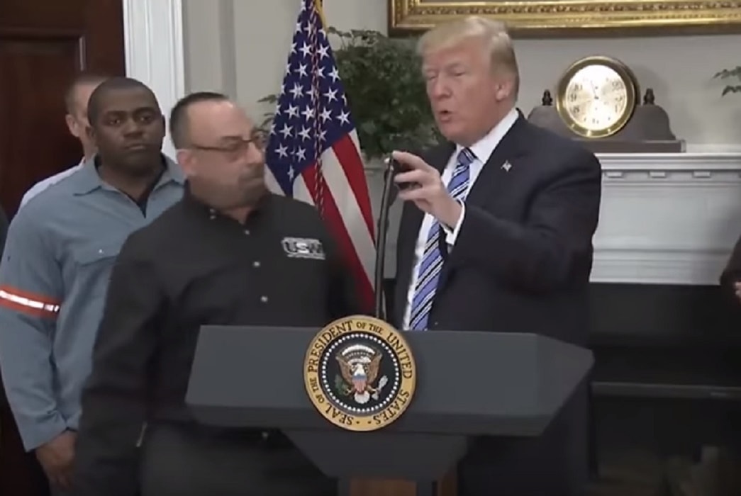 Donald Trump e la gaffe con l'operaio: "Tuo padre è orgoglioso di te