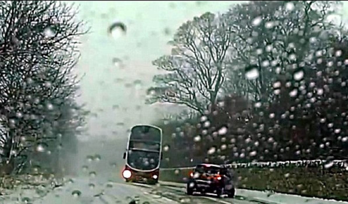 Bus perde controllo su ghiaccio e evita incidente per un soffio con l'auto