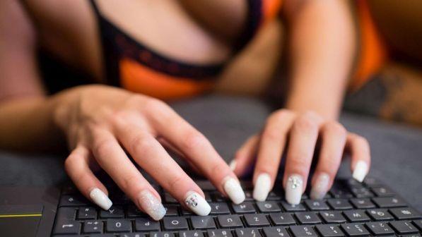 Chattavano e giravano filmini intimi, poi minacciavano di metterli sul web
