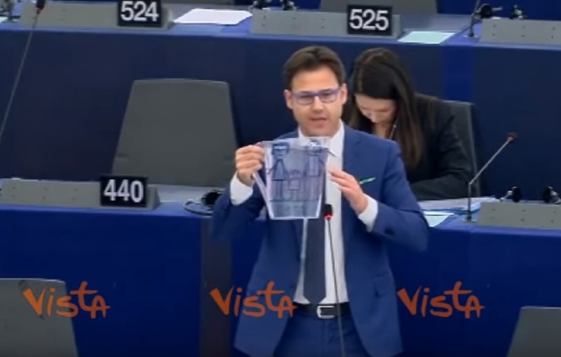 Flat tax spiegata con la caraffa d'acqua