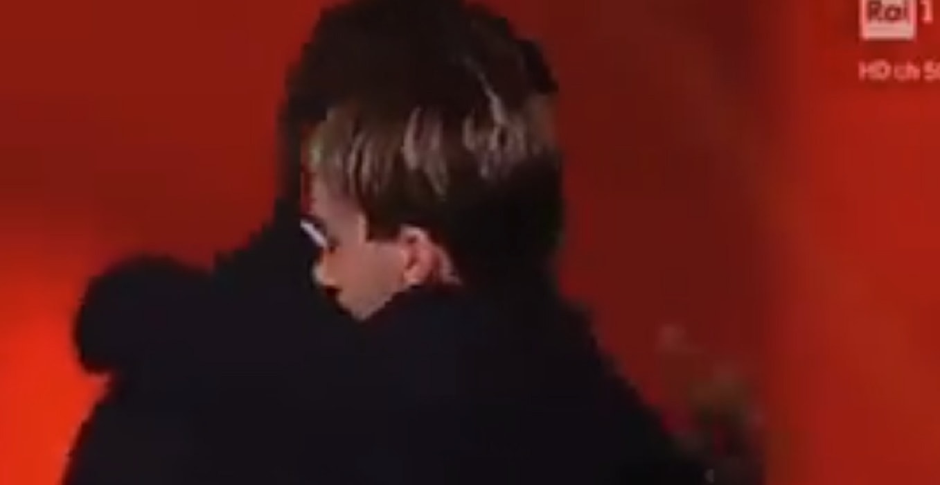 Fabrizio Frizzi abbraccia concorrente