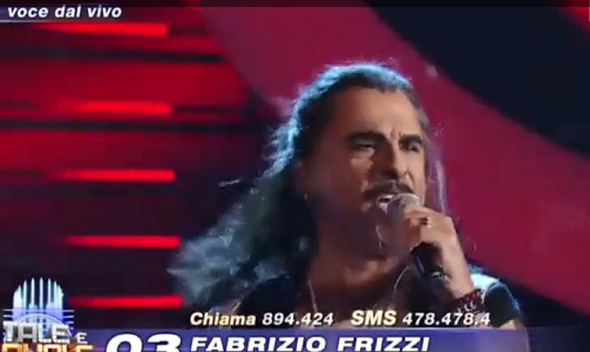 Fabrizio Frizzi si trasforma in Piero Pelù