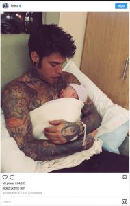 Fedez abbraccia Leone