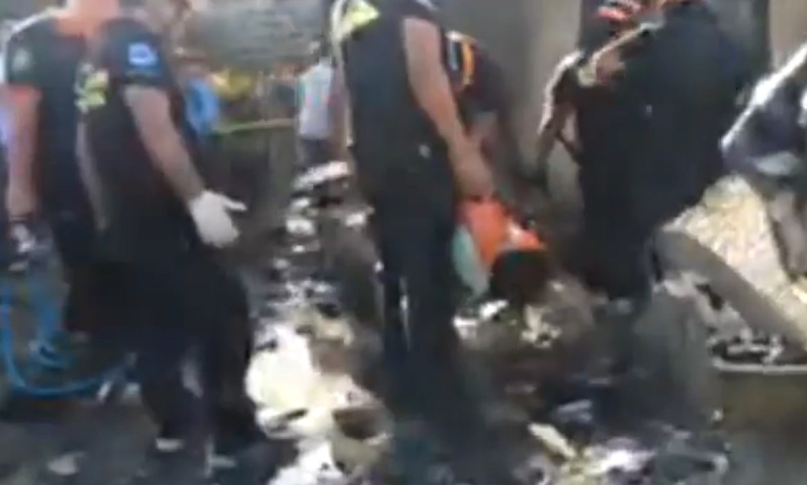 Filippine, soccorritori su casa aereo crollato