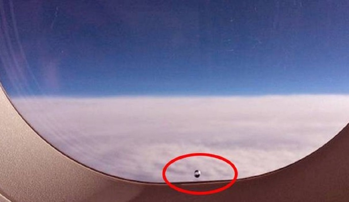 Aerei, c'è un buco sul finestrino: ecco a cosa serve