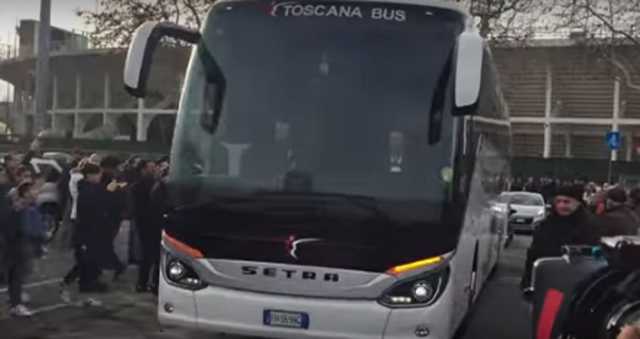 Morte Davide Astori, Fiorentina arriva allo stadio Franchi