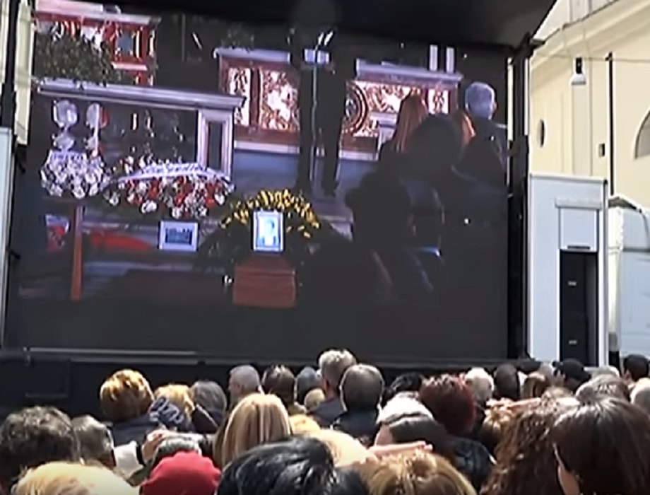 Funerale Fabrizio Frizzi, Flavio Insinna legge poesia "Amicizia" di Borges