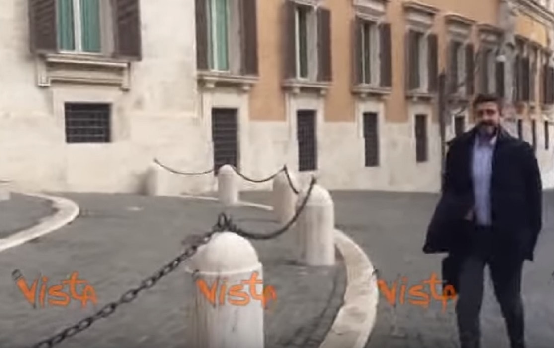 YOUTUBE Riccardo Fraccaro (M5s) ai giornalisti: "Io Presidente Camera? Non parlo"