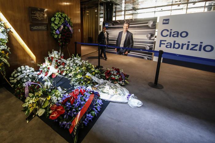 Fabrizio Frizzi, 10 mila persone per l'ultimo saluto. Camera ardente chiude un'ora dopo 11