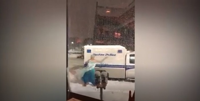 Bloccati nelle neve? L'uomo vestito da Elsa di Frozen vi aiuta