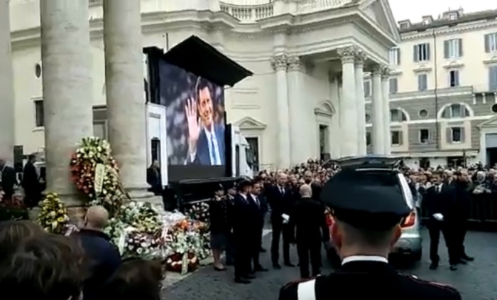 Fabrizio Frizzi funerali, la nipote: "Da lassù ci guarda e ride"