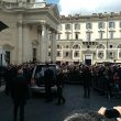Funerale Fabrizio Frizzi. Commozione saluta carro funebre