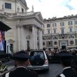 Funerale Fabrizio Frizzi. Arriva il carro funebre