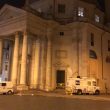 Il furgone della Rai alla Chiesa degli Artisti
