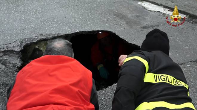 Genova, muore cadendo nella voragine ancora aperta dal 2016. Emilio Quinto aveva 87 anni