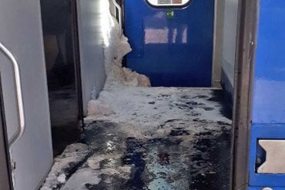 Neve a Roma, la denuncia dei pendolari: "A Orte ghiaccio nei vagoni"