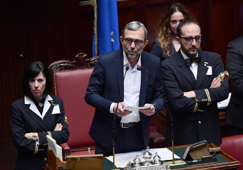 Roberto Giachetti presiede la prima seduta alla Camera. Ma la cravatta?