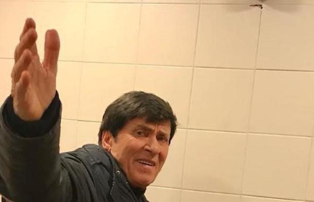 Gianni Morandi, una fan lo fotografa in bagno all'Autogrill. Lui si arrabbia e poi...