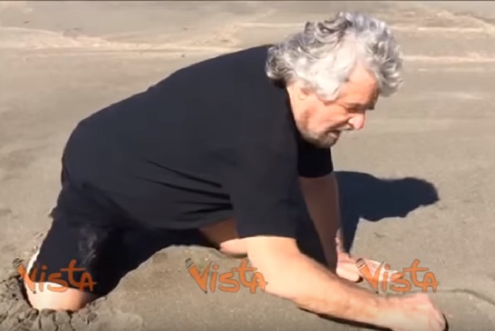 Beppe Grillo scrive le maggioranze sulla sabbia VIDEO