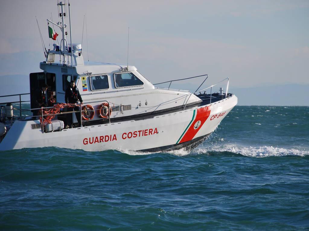 Guardia costiera salva due persone da barca a vela affondata verso Capri