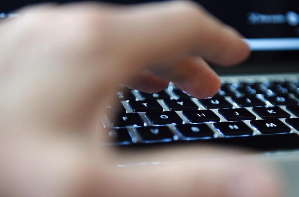 Università, rete web interna hackerata: video hot del professore inviato a tutti