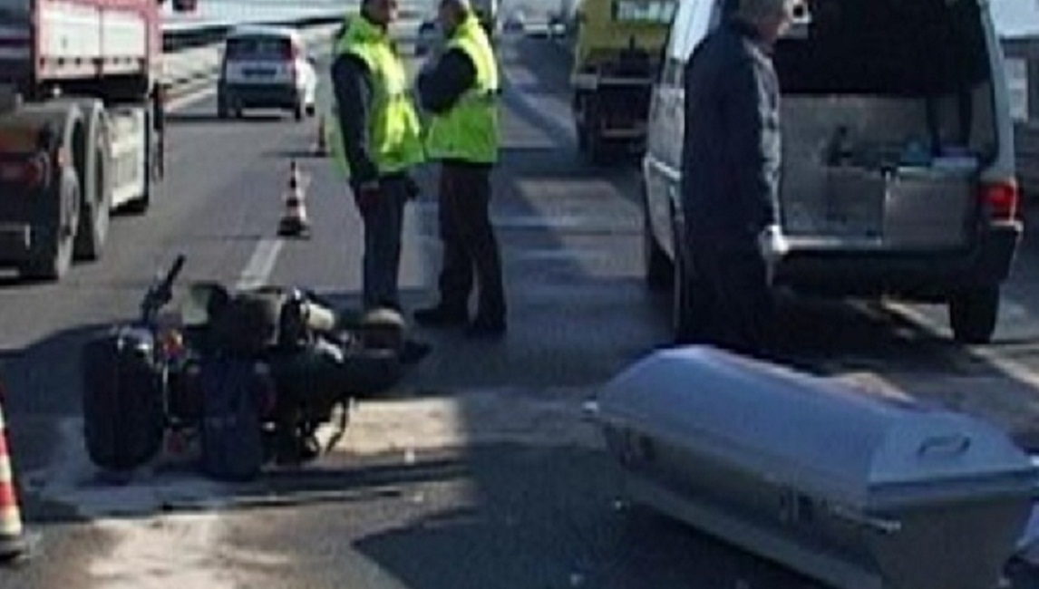 Incidente sulla A1, morto un motociclista. Chiuso lo svincolo per Milano
