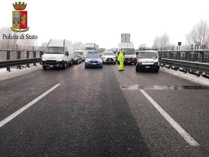 Incidente in autostrada A13 vicino Ferrara: scontro tra 3 camion, un morto