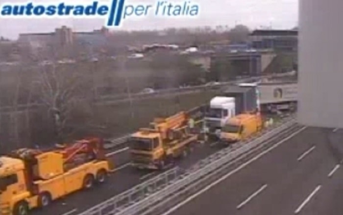 Incidente A14 a Casalecchio di Reno: maxi tamponamento tra tir, un morto