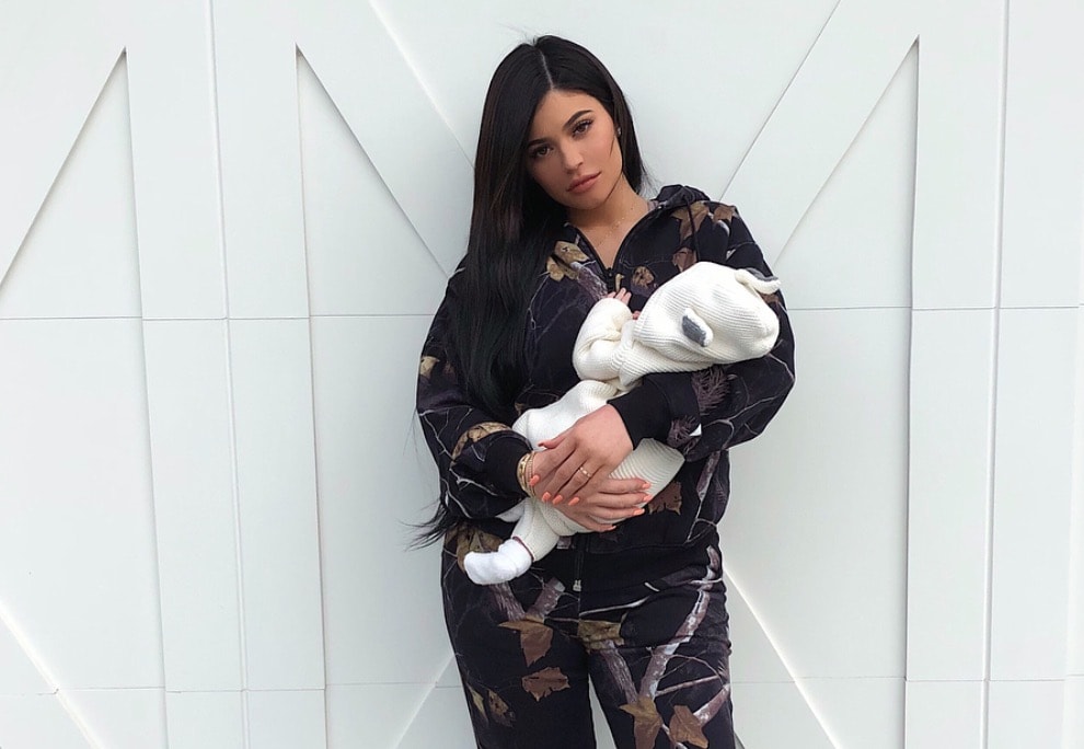Kylie Jenner su Instagram: foto insieme alla figlia Stormi. E al dito…