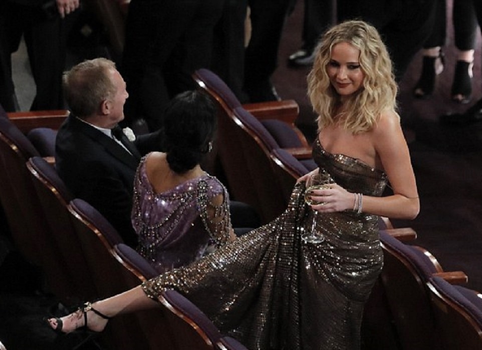 Oscar 2018, Jennifer Lawrence cerca il posto a sedere: in mano un bicchiere di vino